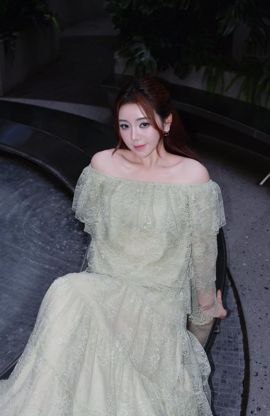 Mạng xã hội của gái xinh "bùng nổ" với hàng ngàn lượt yêu thích và bình luận. Đa số đều bày tỏ sự bất ngờ, ngưỡng mộ và dành những lời khen "có cánh" cho sự thay đổi đầy táo bạo và nghệ thuật của Quỳnh Kool.