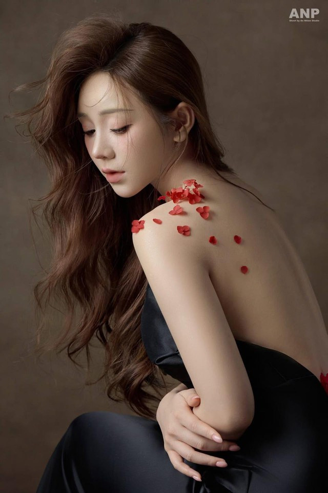 Khác với hình ảnh thường thấy trên phim ảnh hay các sự kiện, bộ ảnh lần này của Quỳnh Kool mang đến một góc nhìn hoàn toàn mới lạ và trưởng thành hơn.