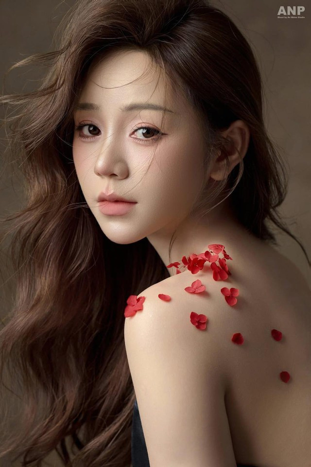 Mỗi bức ảnh của Quỳnh Kool như một lời thì thầm về sự nữ tính, mong manh nhưng ẩn chứa sức hút khó cưỡng.