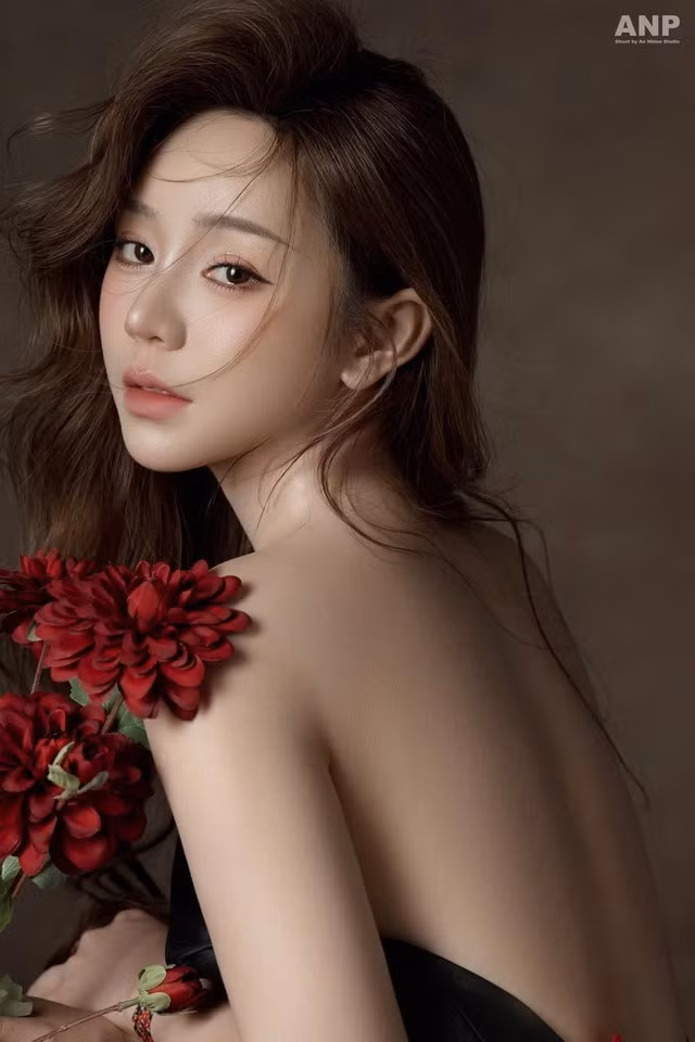 Cách tạo dáng khéo léo, ánh sáng được căn chỉnh tỉ mỉ đã giúp bộ ảnh toát lên vẻ đẹp thanh thoát, không hề phô trương mà vẫn cực kỳ cuốn hút.