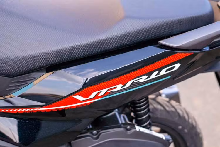 Theo đại diện cửa hàng phân phối tư nhân dòng xe này tại này tại khu vực Tp.HCM cho biết, Honda Vario 125 2026 về Việt Nam bắt đầu được phân phối ra thị trường với hai phiên bản, tương ứng 4 lựa chọn màu sắc khá bắt mắt.