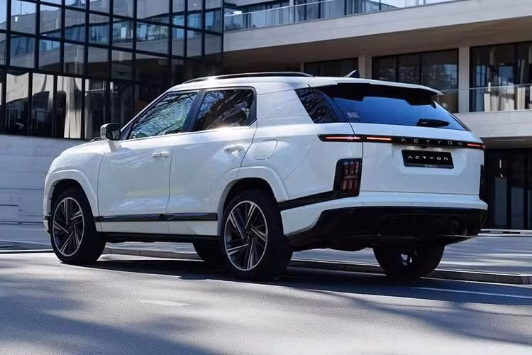 Actyon Hybrid K60 2026 mới cũng được bổ sung thêm các tiện ích như camera 3D 360 độ, cửa sổ trời toàn cảnh với tấm kính phía trước có thể nghiêng và trượt, tấm che nắng điện, rèm cửa sau, hoặc bộ sạc điện thoại không dây.