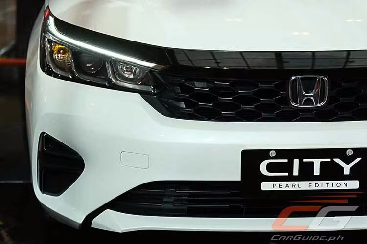 Biến thể sedan của phiên bản này được phát triển từ mẫu City 1.5 S CVT, bổ sung các chi tiết trang trí màu đen như: gương chiếu hậu, tay nắm cửa, lưới tản nhiệt và mâm xe. Toàn bộ xe được sơn màu Platinum White Pearl, tạo nên sự tương phản nổi bật, hiện đại.