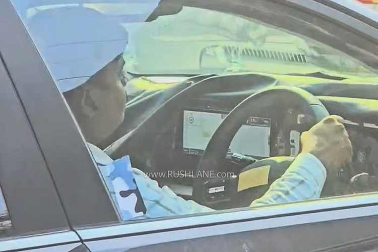 Với chiều dài cơ sở 2.670mm, Accent vốn đã sở hữu một trong những khoang cabin rộng rãi nhất trong phân khúc, đặc biệt là về không gian để chân phía sau. Phiên bản nâng cấp dự kiến ​​sẽ tiếp tục phát huy thế mạnh này bằng cách giới thiệu các vật liệu nội thất được cập nhật và bổ sung thêm các tính năng mới.