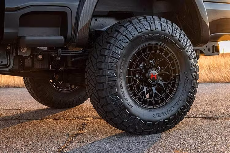 Để xứng danh “VelociRaptor” sẵn sàng chinh phục những địa hình khó nhằn nhất trên quả đất, Hennessey đã nâng gầm thêm 5 inch bằng bộ nâng BDS, kết hợp giảm xóc Fox 2.5 coilover có bình chứa điều khiển từ xa.