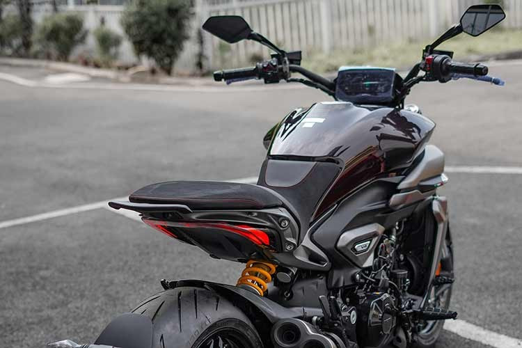 Người lái có thể điều khiển mọi hệ thống điện tử thông qua các nút điều khiển có đèn nền trên tay lái và bảng điều khiển màu TFT 6,9 inch mới với tỷ lệ khung hình 8:3, lần đầu tiên được giới thiệu trên Panigale V4. Bảng điều khiển cũng cung cấp kết nối Bluetooth để ghép nối điện thoại thông minh để gọi điện, nhắn tin và nghe nhạc, hoặc sử dụng hệ thống dẫn đường...