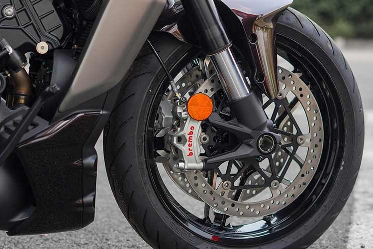 Người dùng cũng có thể mong đợi một chiếc ghế rộng rãi hơn (+30% về chiều rộng, +50% về chiều dài) và thoải mái hơn (+25 mm dày) cùng tay nắm phía sau được trang bị tiêu chuẩn. Hệ thống phanh cũng quen thuộc như các mẫu Ducati cao cấp khác với đĩa phanh 330mm và heo Brembo Stylema.