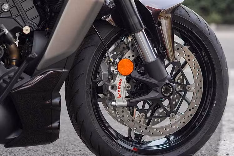 Người dùng cũng có thể mong đợi một chiếc ghế rộng rãi hơn (+30% về chiều rộng, +50% về chiều dài) và thoải mái hơn (+25 mm dày) cùng tay nắm phía sau được trang bị tiêu chuẩn. Hệ thống phanh cũng quen thuộc như các mẫu Ducati cao cấp khác với đĩa phanh 330mm và heo Brembo Stylema.