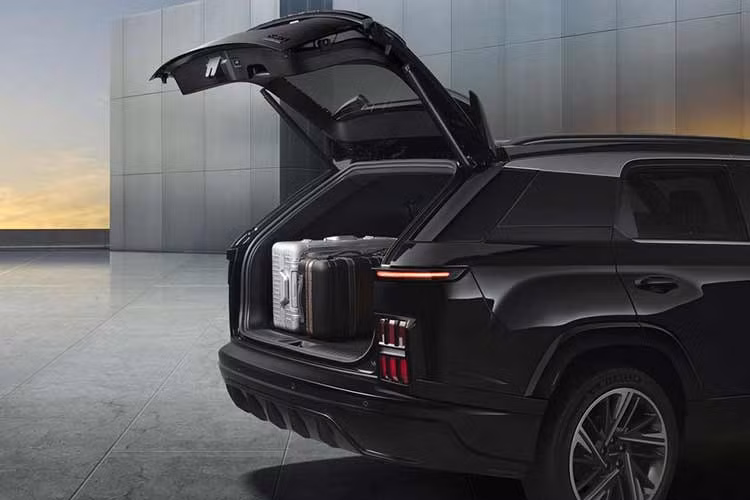 Actyon Hybrid K50 được trang bị nhiều tính năng như hệ thống kiểm soát hành trình thích ứng (ACC), mâm hợp kim 20 inch cắt kim cương, đèn pha và đèn LED ban ngày, cửa hậu chỉnh điện, ghế trước chỉnh điện 8 hướng với bọc da, hai màn hình LCD 12,3 inch cho hệ thống toàn cảnh tích hợp với Apple CarPlay và Android Auto, ghế trước và sau (ngoài) có sưởi, điều hòa hai vùng, đèn chiếu sáng nội thất và hơn thế nữa.