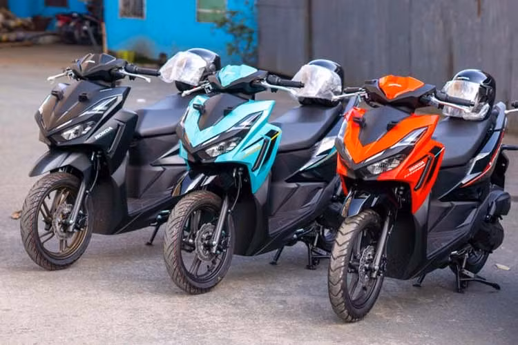 Vừa ra mắt thị trường Đông Nam Á vào tháng 12/2025, mẫu xe tay ga Honda Vario 125 2026 thế hệ mới đã nhanh chóng được các cửa hàng tư nhân đưa về Việt Nam để đón đầu nhu cầu mua xe chơi Tết Nguyên đán. Đây là thế hệ thứ 5 của mẫu xe với thiết kế hoàn toàn mới, nhưng nền tảng bên dưới tương tự.