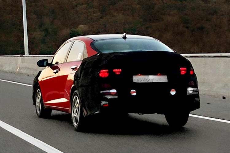 Hãng xe Hyundai cũng có thể giới thiệu các tùy chọn trang trí nội thất mới và công nghệ cabin được cải tiến trên mẫu xe sedan Hyundai Accent 2026 này. Dung tích khoang hành lý dự kiến ​​vẫn giữ nguyên ở mức 528 lít.