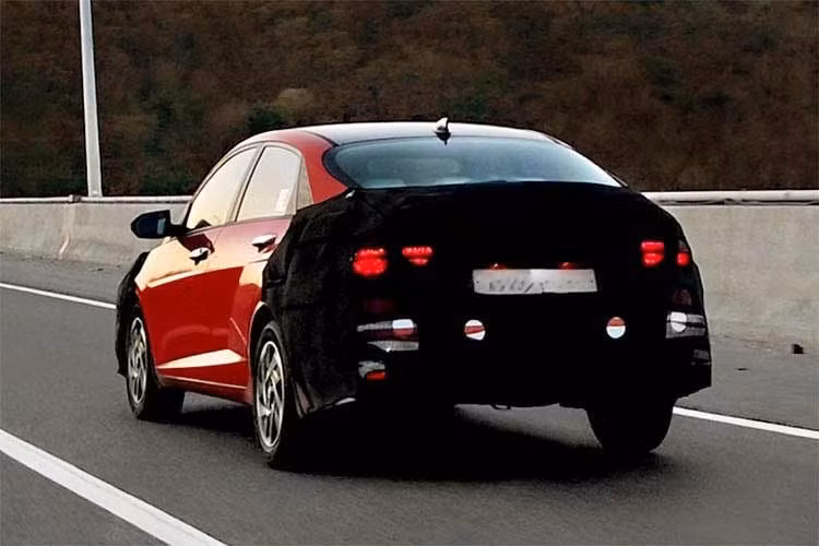 Hãng xe Hyundai cũng có thể giới thiệu các tùy chọn trang trí nội thất mới và công nghệ cabin được cải tiến trên mẫu xe sedan Hyundai Accent 2026 này. Dung tích khoang hành lý dự kiến ​​vẫn giữ nguyên ở mức 528 lít.