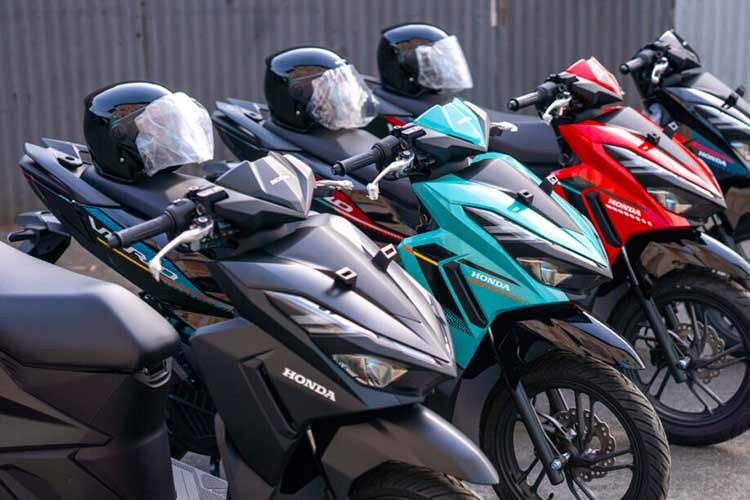 Trên tay lái Vario 125 được trang bị bảng đồng hồ LCD đơn sắc và cùm công tắc có đầy đủ các nút bấm như pha/cos, còi, xi-nhan, Idling Stop,… Phía dưới là hộc chứa đồ với cổng sạc USB-C 5V/3A và móc treo đồ...