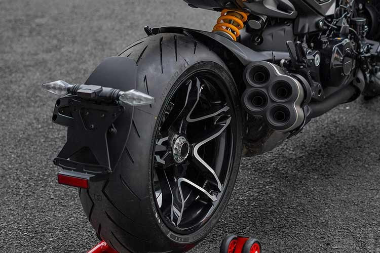 XDiavel sử dụng động cơ V4 Granturismo dung tích 1.158cc tương tự như Diavel V4 thường và Multistrada V4, cho công suất 168 mã lực tại 10.750rpm và mô-men xoắn cực đại 126Nm tại 7.500rpm. XDiavel V4 có trọng lượng không tải là 229kg, nhẹ hơn 6kg so với XDiavel 1260 S.