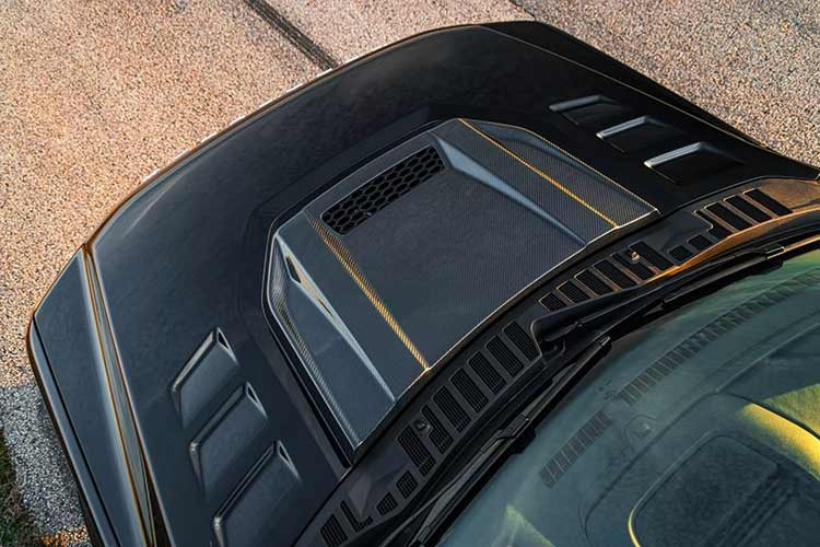 Hennessey còn bổ sung nhiều chi tiết sợi carbon nhưng không để giảm trọng lượng mà chỉ tăng tính thẩm mỹ như khu vực nắp capo có khe gió carbon, ốp chắn bùn rộng, nắp gương, tấm carbon chạy ngang cốp sau.