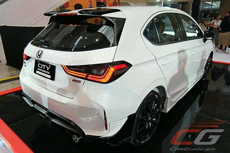 Bên trong nội thất xe vẫn là tông màu đen, nội thất bọc da với ghế ngồi thêm tông màu đỉ thể thao hơn và huy hiệu City 30th Anniversary Pearl Edition. Còn lại các thính năng công nghệ không thay đổi so với phiên bản cao câp đang bán ra.