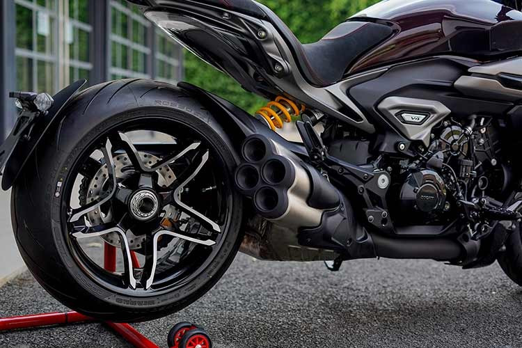 Ducati XDiavel V4 2026 được trang bị cặp mâm 5 cánh kép hình sao với bánh sau rộng tới 240/45, XDiavel V4 trông thực sự giống một chiếc Ferrari 2 bánh. Chiếc power cruiser này được trang bị phuộc ngược với vỏ ngoài đường kính 50mm và bộ giảm xóc monoshock sau, cả hai đều có thể điều chỉnh hoàn toàn.