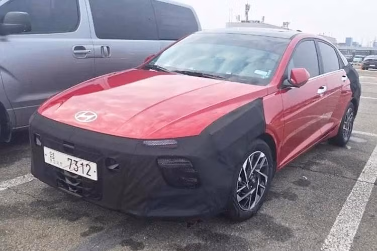 Hyundai Motor Ấn Độ đang chuẩn bị giới thiệu phiên bản nâng cấp Verna 2026 - hay còn được bán ở Việt Nam và nhiều thị trường dưới tên Accent. Dự kiến ​​mẫu sedan phân khúc B được cập nhật sẽ ra mắt vào khoảng tháng 3/2026.