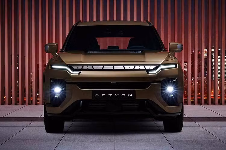 Hiện tại, hãng đang tập trung trở lại vào thương hiệu Actyon để củng cố dòng xe điện với màn ra mắt tại Úc của mẫu KGM Actyon Hybrid 2026 mới, đánh dấu bước tiến mới nhất trong quá trình chuyển đổi không ngừng của thương hiệu hướng tới các giải pháp di chuyển hiệu quả và bền vững hơn.
