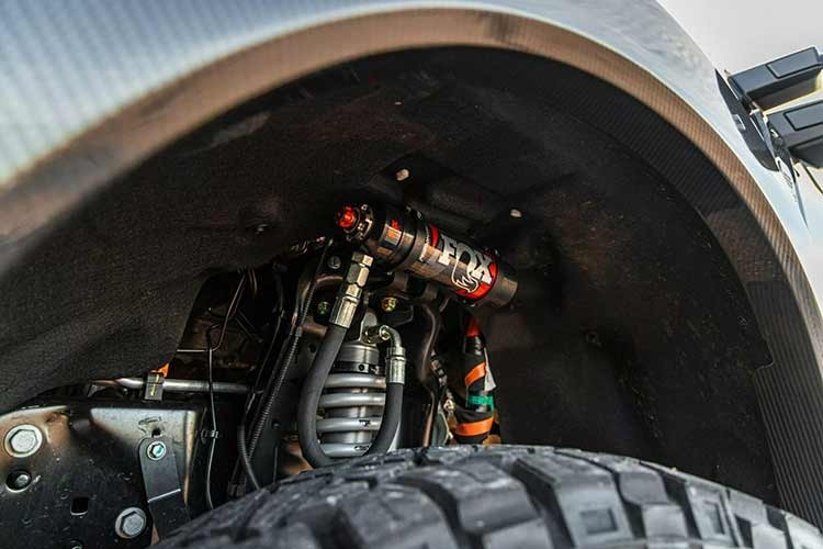 Cản thép mới lắp tại trước và sau và điểm nâng cấp dễ dàng nhận ra khu vực ngoại thất. Ngoài ra, xe còn kết hợp bộ mâm kích thước 18 inch mới cùng bộ lốp địa hình 37 inch.