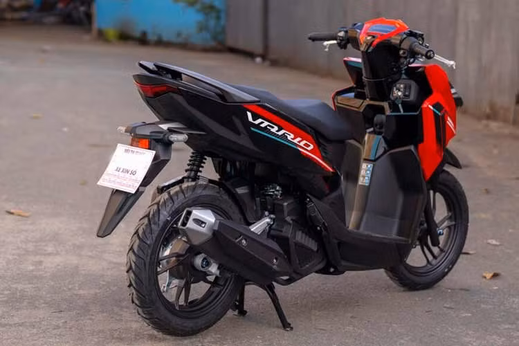 Honda Vario 125 2026 có thân xe hoàn toàn mới. Vẫn giữ lại các đường nét sắc cạnh và cụm đèn trước dạng cánh chuồn đặc trưng, tuy nhiên đèn định vị nay đã có dạng LED dải chữ Y trông rất giống siêu xe Lamborghini. Phần đuôi xe cũng đã được vuốt nhọn hơn, kèm đèn hậu LED dẹt để đem tới vẻ ngoài thể thao.
