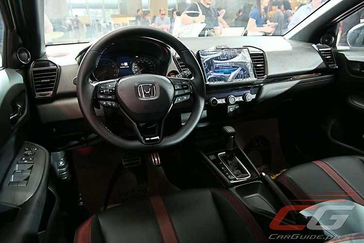 Trong khi đó, phiên bản Honda City Hatchback mang đậm phong cách thể thao với loạt chi tiết màu đỏ trên viền đèn sương mù, ốp cản trước và trung tâm đầu xe.