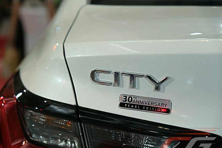 Biến thể sedan của phiên bản này được phát triển từ mẫu City 1.5 S CVT, bổ sung các chi tiết trang trí màu đen như: gương chiếu hậu, tay nắm cửa, lưới tản nhiệt và mâm xe. Toàn bộ xe được sơn màu Platinum White Pearl, tạo nên sự tương phản nổi bật, hiện đại.