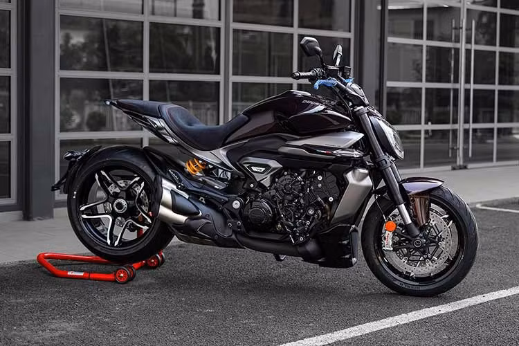 Ducati đã cho biết lấy cảm hứng từ siêu xe hơi để tạo ra thiết kế của XDiavel V4. Cùng với thiết kế bên ngoài hoàn toàn khác biệt với Diavel V4 thường, các phối màu đỏ Burning Red/đen Black Lava kết hợp với nhiều chi tiết xám hoặc bạc...