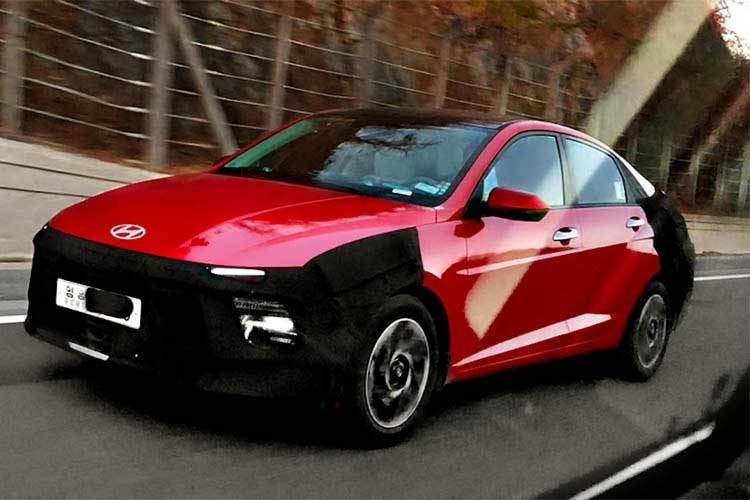 Hyundai sẽ tiếp tục cung cấp cho Accent 2026 động cơ xăng hút khí tự nhiên 1.5 lít, kết hợp với hộp số sàn và hộp số tự động. Giá bán của phiên bản nâng cấp Accent 2026 dự kiến ​​sẽ tăng nhẹ, phù hợp với việc bổ sung các tính năng và chi phí đầu vào tăng cao trong toàn ngành.