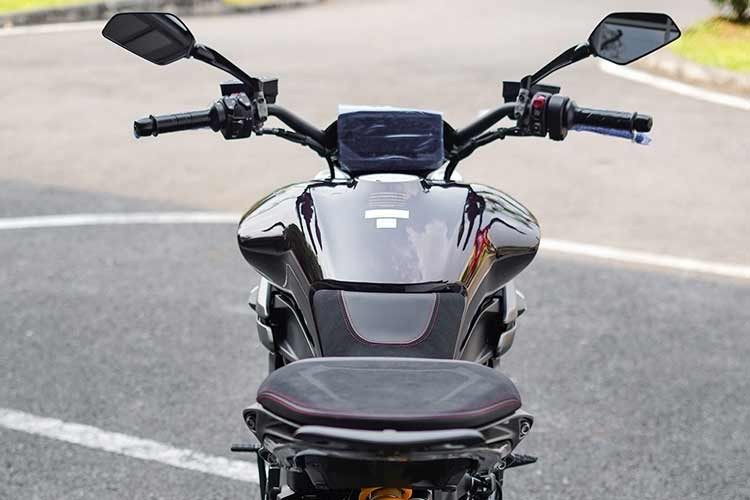 So với dòng Diavel V4 thường, đặc trưng của XDiavel vẫn là tính công thái thoải mái hơn. Người lái có thể tận hưởng sự thoải mái của yên xe thấp (cách mặt đất 770mm), tay lái được lùi về phía sau và hạ thấp hơn so với XDiavel 1260 để dễ lái hơn trong mọi tình huống.