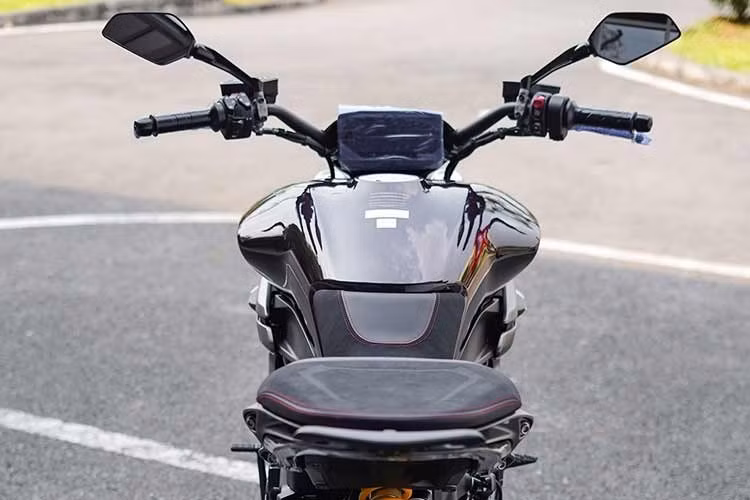 So với dòng Diavel V4 thường, đặc trưng của XDiavel vẫn là tính công thái thoải mái hơn. Người lái có thể tận hưởng sự thoải mái của yên xe thấp (cách mặt đất 770mm), tay lái được lùi về phía sau và hạ thấp hơn so với XDiavel 1260 để dễ lái hơn trong mọi tình huống.