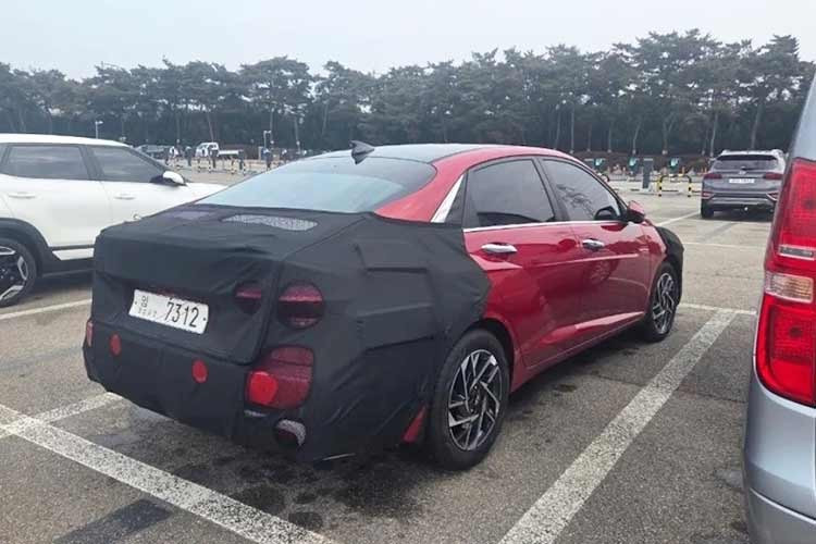 Phiên bản nâng cấp sắp tới của Hyundai Accent ​​2026 sẽ mang đến những cập nhật lớn về thiết kế, trang bị được cải tiến và những tinh chỉnh nhỏ, đồng thời vẫn giữ nguyên hệ động lực. Những hình ảnh chụp bản thử nghiệm tại Hàn Quốc cho thấy Accent 2026 sẽ có những thay đổi đáng chú ý ở phía trước và phía sau.