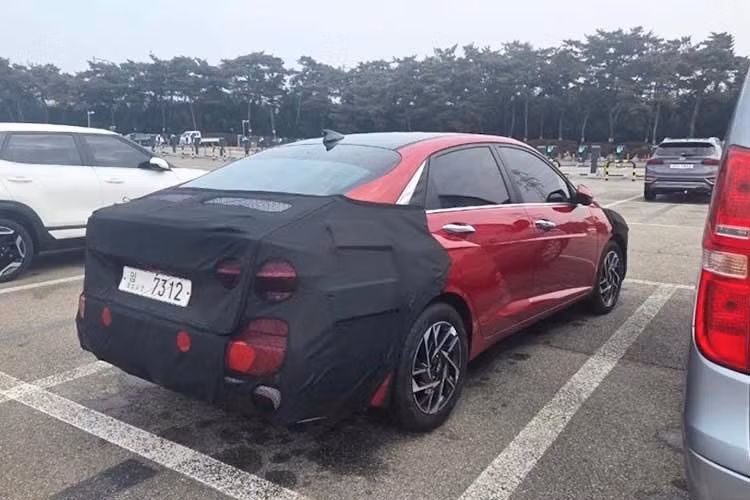 Phiên bản nâng cấp sắp tới của Hyundai Accent ​​2026 sẽ mang đến những cập nhật lớn về thiết kế, trang bị được cải tiến và những tinh chỉnh nhỏ, đồng thời vẫn giữ nguyên hệ động lực. Những hình ảnh chụp bản thử nghiệm tại Hàn Quốc cho thấy Accent 2026 sẽ có những thay đổi đáng chú ý ở phía trước và phía sau.