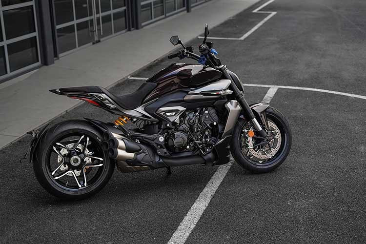 XDiavel V4 cung cấp ba chế độ công suất và bốn chế độ lái: Sport, Touring, Urban và Wet, nhờ đó người lái có thể điều chỉnh cách phân phối động cơ và sự can thiệp của các hệ thống hỗ trợ lái - điều khiển lực kéo Ducati Traction Control biến thiên theo cua, chống bốc đầu Ducati Wheelie Control và ABS Cornering - theo tình huống và sở thích của mình.