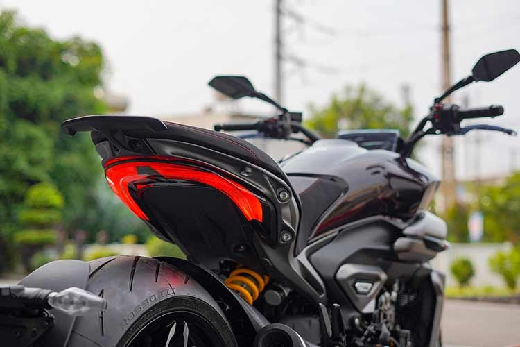 Sự thoải mái được cải thiện đáng kể nhờ hệ thống treo sau có hành trình tăng thêm 25mm so với XDiavel 1260 và trên hết là yên xe rộng, thiết kế đẹp và dày hơn.