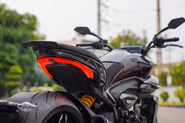 Sự thoải mái được cải thiện đáng kể nhờ hệ thống treo sau có hành trình tăng thêm 25mm so với XDiavel 1260 và trên hết là yên xe rộng, thiết kế đẹp và dày hơn.