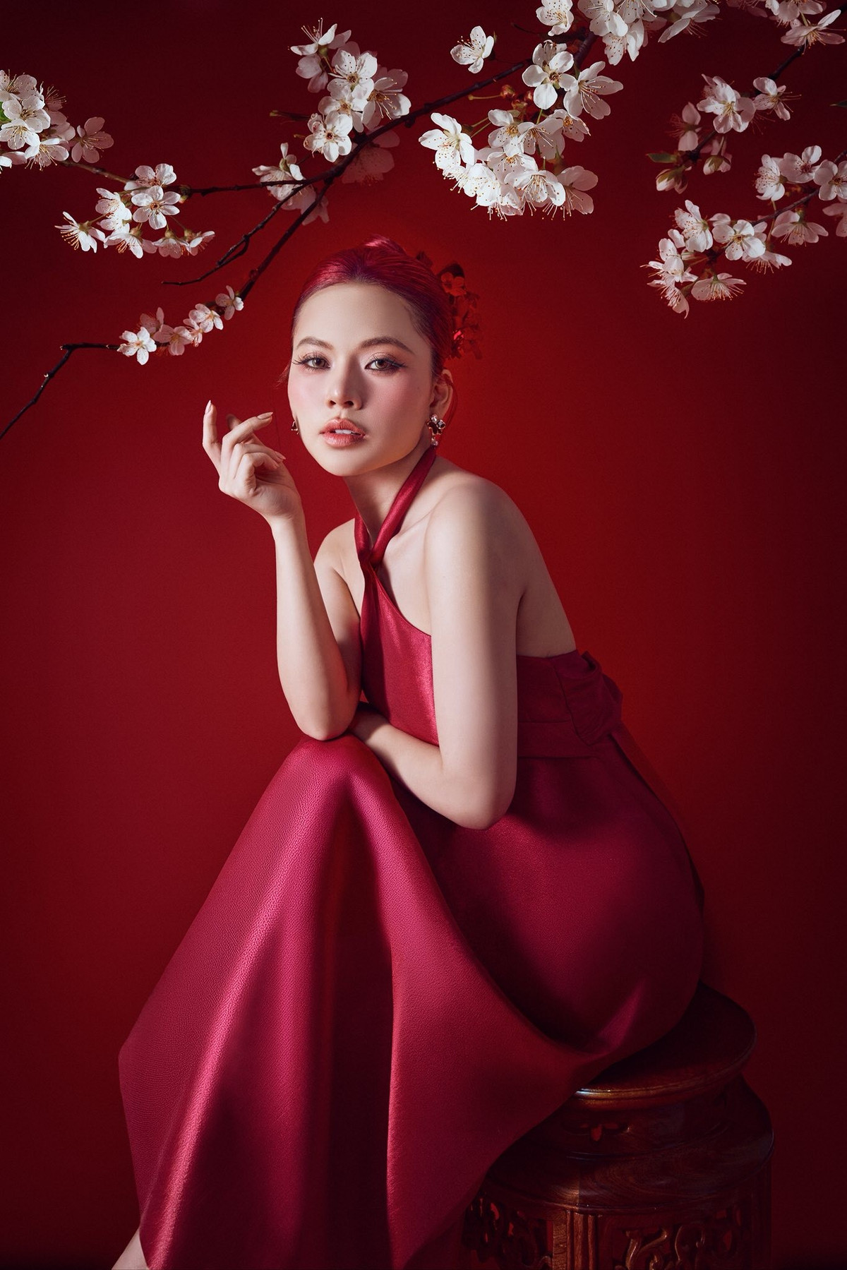 View - Ngô Lan Hương rực rỡ ngày đầu năm trong bộ cánh đỏ quyến rũ | Báo Tri thức và Cuộc sống - TIN TỨC PHỔ BIẾN KIẾN THỨC 24H