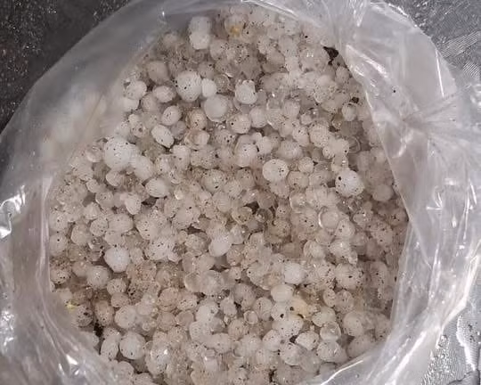 Mưa đá kèm dông lốc xuất hiện ở nhiều khu vực