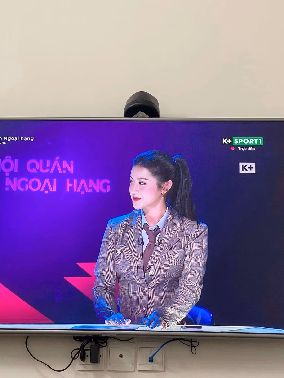 Bên cạnh hoạt động nghệ thuật, Á hậu Huyền My còn lấn sân sang lĩnh vực kinh doanh, đặc biệt là mảng làm đẹp và quản lý thương hiệu riêng. Xuất thân trong gia đình khá giả tại Hà Nội, cô có nền tảng vững chắc nhưng vẫn nỗ lực xây dựng hình ảnh người phụ nữ độc lập, hiện đại và thành công. Ngoài công việc, Huyền My được biết đến là người yêu thể thao, đặc biệt đam mê golf – môn thể thao gắn liền với phong cách sống sang trọng, tinh tế.