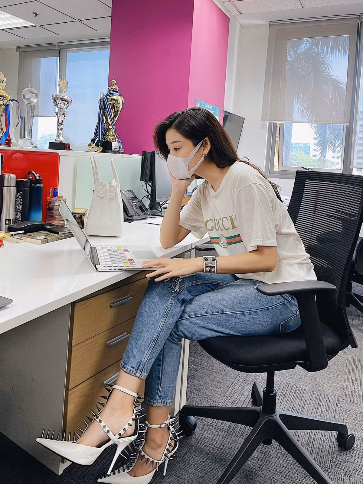 Với Huyền My, đây không chỉ là một công việc, mà còn là nơi giúp cô trưởng thành, tích lũy kinh nghiệm và khẳng định bản thân ở vai trò MC thể thao – lĩnh vực vốn đòi hỏi sự bản lĩnh, kiến thức và phong thái chuyên nghiệp.