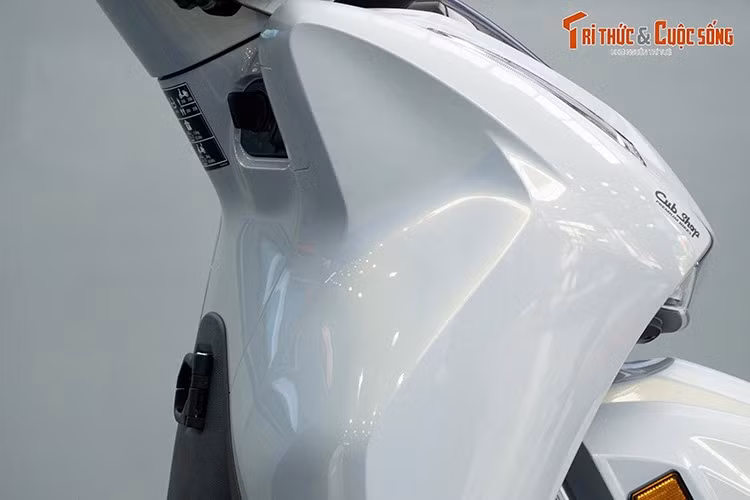 Honda SH 350i 2025 vẫn sử dụng đồng hồ tốc độ dạng điện tử toàn phần với hai màn hình đơn sắc để hiển thị các thông số của xe. Người dùng có thể tùy chỉnh thông tin hiển thị thông qua các phím bấm đặt phía bên trái ghi-đông, xung quanh là phím bật/tắt đèn báo rẽ, đèn pha/cos và còi. Bên phải khu vực tay lái là nút đề nổ động cơ cũng như công tắc ngắt động cơ.