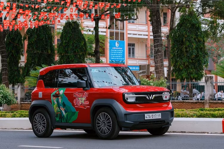 Tháng 4 vừa qua, mẫu xe điện mini VF3 bán được 2.378 xe, giảm khoảng 35,7% so với tháng trước đó. Mặc dù đã có 2 tháng liên tiếp tụt doanh số nhưng VinFast VF3 vẫn đứng top 2 trong danh sách. Doanh số cộng dồn 4 tháng đầu năm 2025 của VF3 đạt 15.466 xe, cao nhất trong dải sản phẩm của VinFast cũng như toàn thị trường.