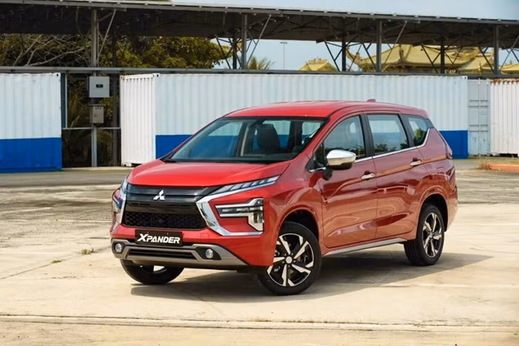Điều bất ngờ nhất đến từ Mitsubishi Xpander - khi mẫu MPV này tụt hẳn 5 hạng trên bảng xếp hạng xuống vị trí thứ 9 với 972 xe bán ra, giảm hơn 60% so với tháng trước. Áp lực cạnh tranh đến từ các mẫu mã mới trên thị trường cùng với hàng loạt đối thủ giảm giá để tạo sức hút khiến Mitsubishi Xpander không còn giữ được phong độ về mặt doanh số. Dù hụt hơi trong tháng 4 nhưng doanh số luỹ kế của mẫu MPV này đạt 5.363 xe, vẫn dẫn đầu thị trường.