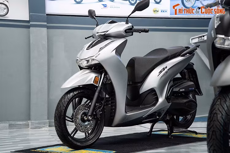 Honda SH 350i 2025 nhập Ý và SH 350i lắp ráp Việt Nam không có sự khác biệt về trang bị, thiết kế. SH Ý thường được ưa chuộng trong các hội nhóm chơi xe, đặc biệt ở các thành phố lớn như TP.HCM. Theo quan niệm của giới này, SH Ý được xem là biểu tượng của sự sang trọng và đẳng cấp. Sở hữu SH Ý giúp khẳng định vị thế xã hội, đặc biệt trong tâm lý người Việt, nơi xe nhập ngoại thường được đánh giá cao hơn xe nội địa.