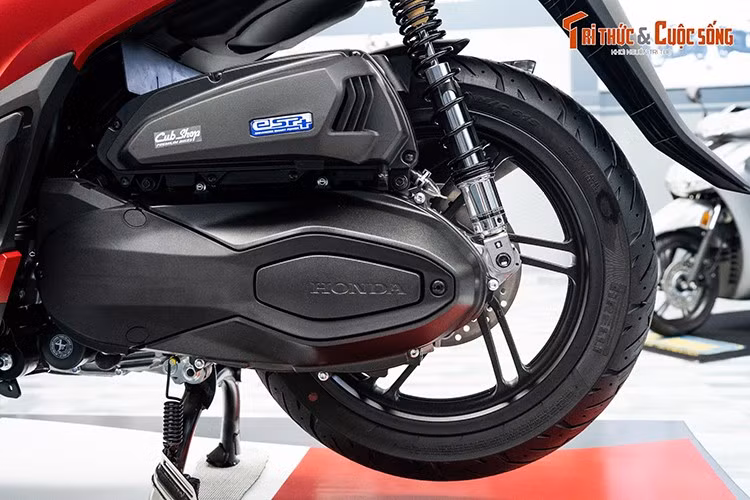 Mẫu xe tay ga cao cấp nhà Honda tiếp tục sử dụng động cơ xăng eSP+ dung tích 330cc làm mát bằng dung dịch, sản sinh 28,8 mã lực và 31,5 Nm mô-men xoắn. Những thông số trên không thay đổi so với phiên bản cũ.