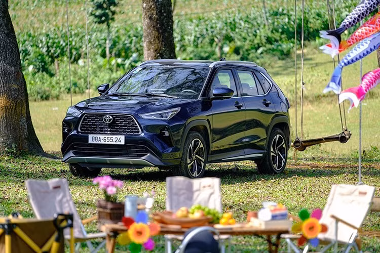 Yaris Cross là mẫu xe duy nhất của Toyota góp mặt trong top 10 xe bán chạy tháng 4/2025 với doanh số đạt 1.080 xe bán ra, giảm 105 xe so với tháng trước đó. Cái mác xe Toyota nhập khẩu cùng sức hút về kiểu dáng thiết kế là yếu tố tạo nên thành công cho Yaris Cross. Sau 4 tháng đã qua của năm 2025, tổng doanh số bán Yaris Cross tại Việt Nam đạt 3.197 xe, nhiều hơn đối thủ trực tiếp Mitsubishi Xforce 650 xe.