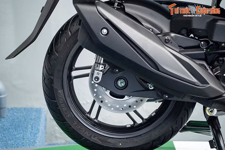 Bộ vành của Honda SH 350i 2025 vẫn giống phiên bản cũ, là loại 6 chấu kép 16 inch đi kèm thông số lốp trước và sau lần lượt là 110/70 và 130/70. Trang bị an toàn nổi bật gồm hệ thống chống bó cứng phanh ABS 2 kênh (trước và sau) và hệ thống kiểm soát lực kéo khi tăng tốc HSTC.