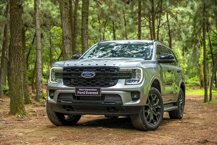 Kết thúc tháng 4/2025, Ford Everest bán được 1.090 xe, tăng 16 xe so với tháng trước. Kết quả này giúp Ford Everest tăng 2 bậc để vươn vị trí thứ 6 trong Top 10 xe bán chạy nhất tháng. Tính chung 4 tháng đầu năm 2025, Everest đã bán được tổng cộng 3.244 xe, đóng góp vào 24% doanh số của Ford Việt Nam. Con số này cũng giúp mẫu xe thương hiệu Mỹ tiếp tục dẫn đầu phân khúc SUV cỡ D.