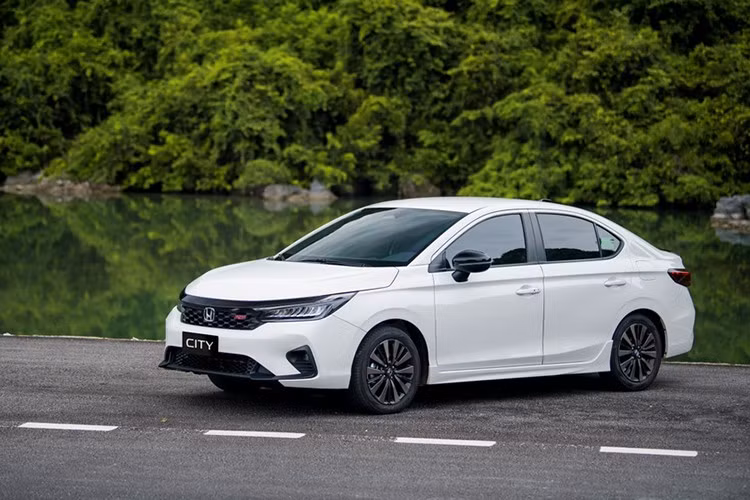 Vị trí cuối cùng trong bảng xếp hạng thuộc về Honda City với 957 xe bán ra, tăng 39% so với tháng trước. Tính từ đầu năm đến nay, Honda City đã bán được tổng cộng 2.958 xe. Bước sang tháng 5/2025, Honda City đang được phía Honda Việt Nam áp dụng chương trình ưu đãi giảm giá tương đương 50% lệ phí trước bạ.