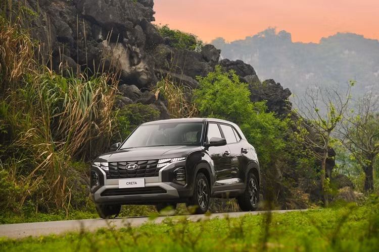 Đây là lần đầu tiên trong năm 2025, Hyundai Creta góp mặt trong top 10 ô tô bán chạy nhất Việt Nam với doanh số bán đạt 1.059 xe, tăng 583 xe so với tháng trước. Kết quả này có được nhờ chính sách giảm giá từ hãng và đại lý trong tháng 4, qua đó giúp Creta trở lại top 10 xe bán chạy sau nhiều tháng vắng bóng. Đây cũng là đại diện duy nhất của Hyundai lọt vào danh sách này sau khi Hyunda Accent bị đánh bật.